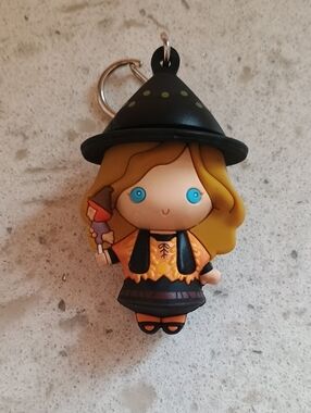 Disney Hocus Pocus Blind Bag Series 2; Dani Figural Bag Clip-Spirit Halloween